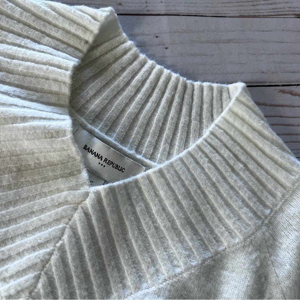 NWT Banana Republic Cozy Alpaca V Neck Sweater in White size Small - Picture 11 of 14